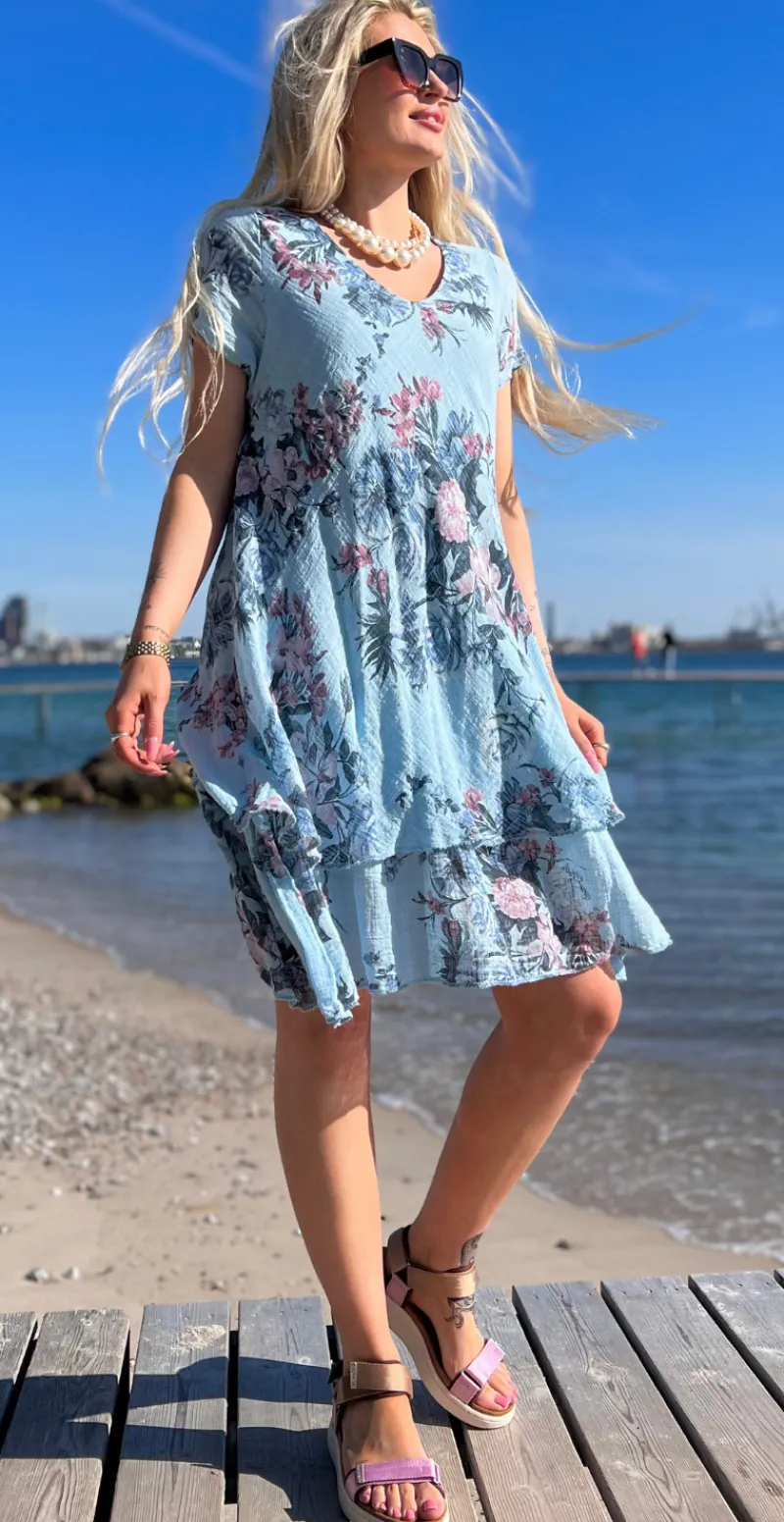 Simone kjole i 2 lag med blomsterprint lysblå LikeLondon