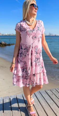Simone kjole i 2 lag med blomsterprint lyserød LikeLondon