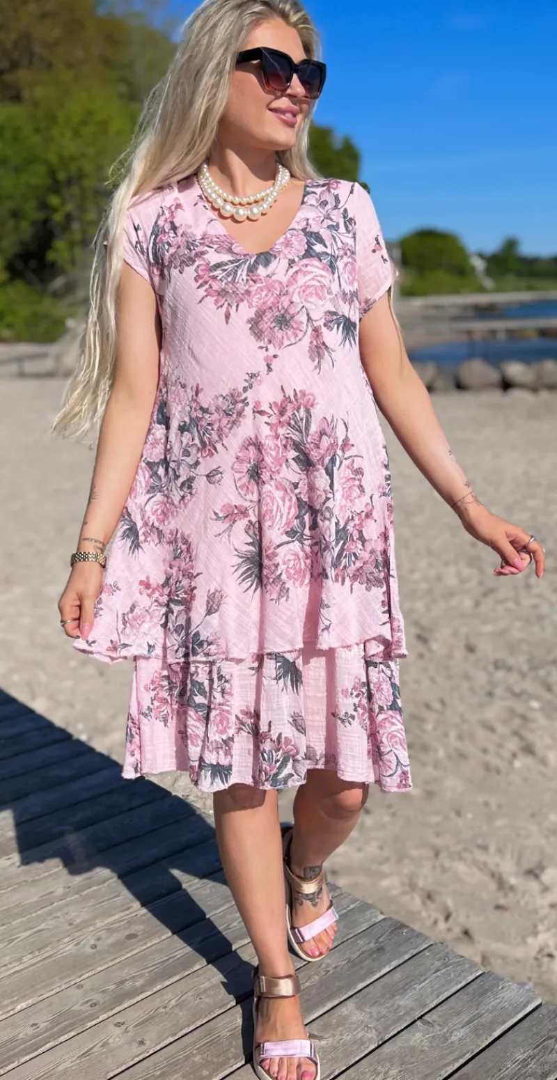 Simone kjole i 2 lag med blomsterprint lyserød LikeLondon