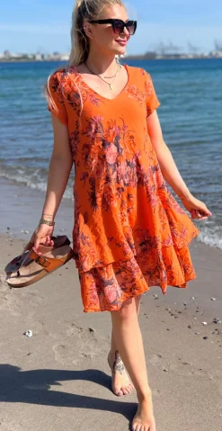 Simone kjole i 2 lag med blomsterprint orange LikeLondon
