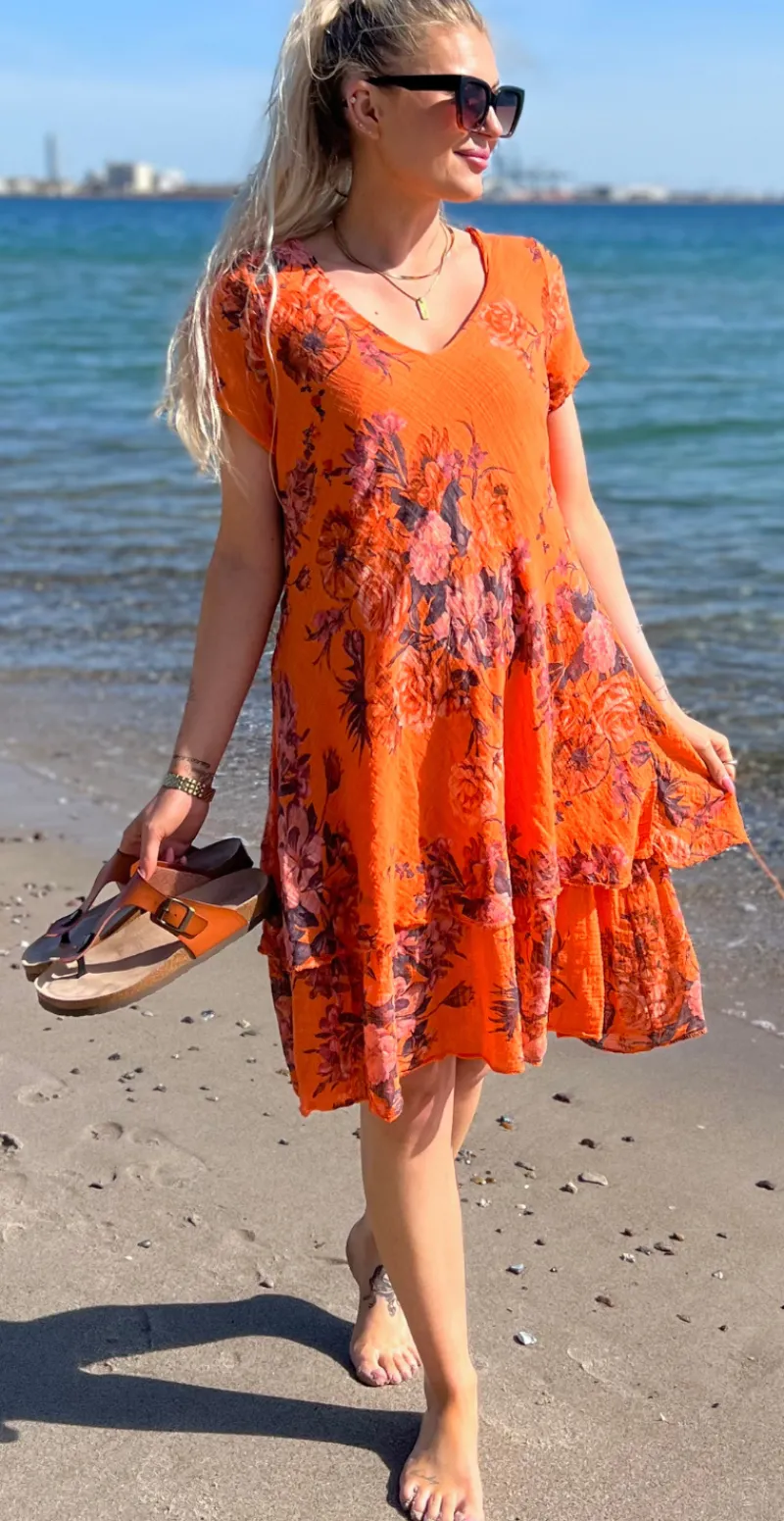 Simone kjole i 2 lag med blomsterprint orange LikeLondon
