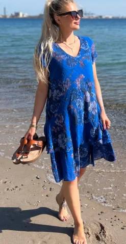 Simone kjole i 2 lag med blomsterprint royal blue LikeLondon