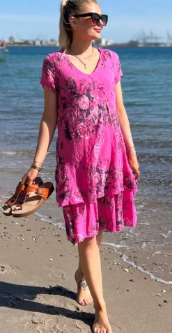 Simone kjole i 2 lag med blomsterprint pink LikeLondon
