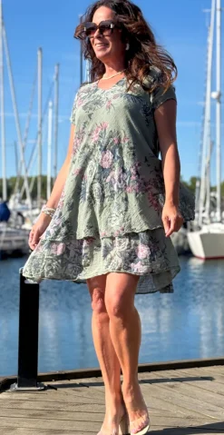 Simone kjole i 2 lag med blomsterprint khaki LikeLondon