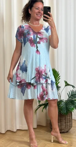 Simone kjole i 2 lag med store blomster lysblå LikeLondon