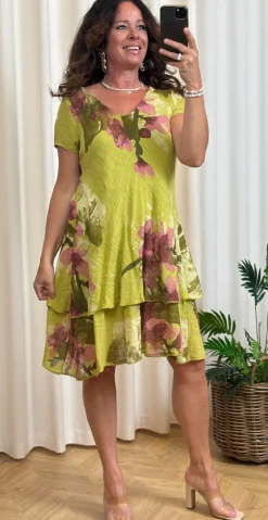 Simone kjole i 2 lag med store blomster guacamole LikeLondon
