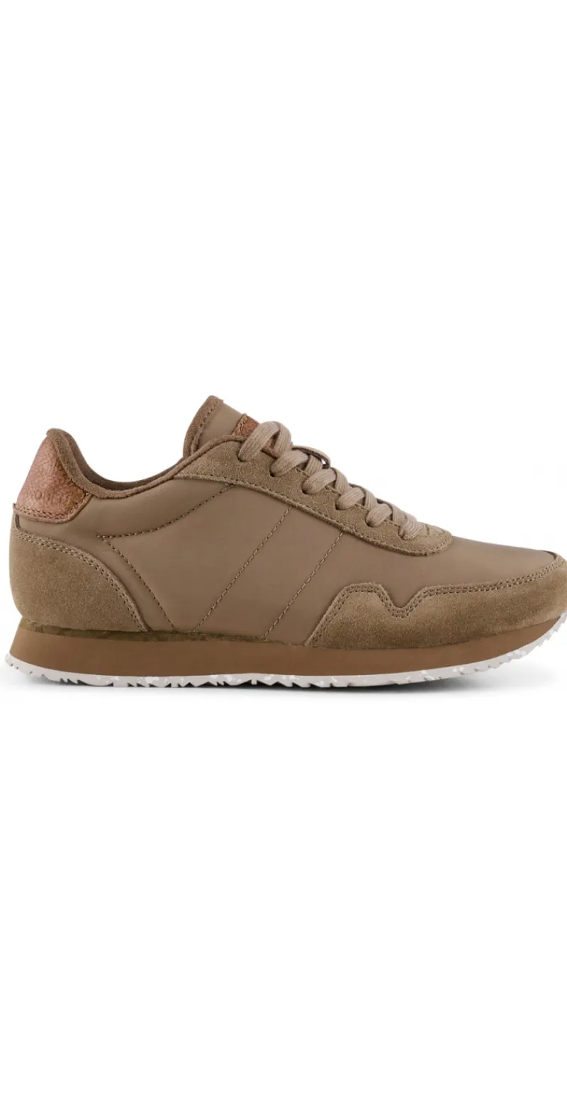 Sneakers i latte med detaljer