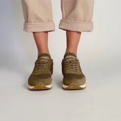 Sneakers med snørebånd og skind i olive