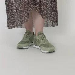 Sneakers med snørebånd og skind i Dusty Olive