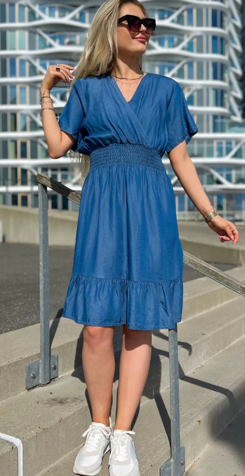 Susanne denimkjole med smock kort LikeLondon