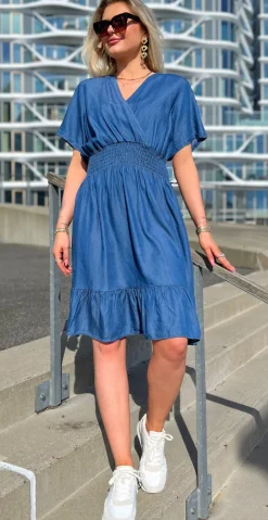Susanne denimkjole med smock kort LikeLondon