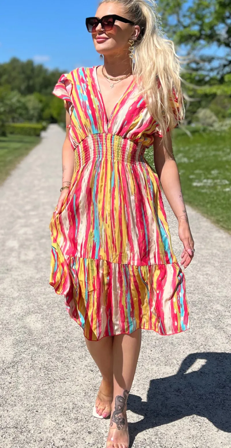 Tasja kort kjole med elastik talje gul LikeLondon