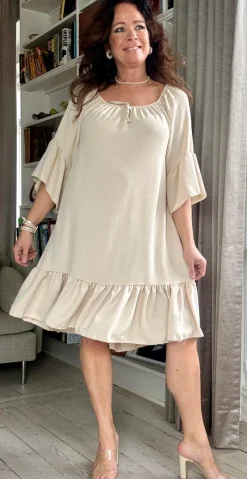 Thilde kjole med flæsekant og flæseærmer beige LikeLondon