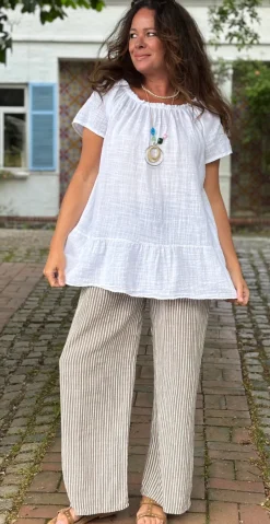 Tia bluse med rund hals, peplum og halskæde hvid LikeLondon