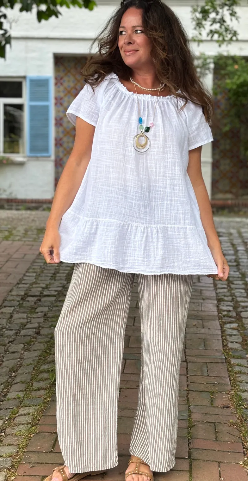Tia bluse med rund hals, peplum og halskæde hvid LikeLondon