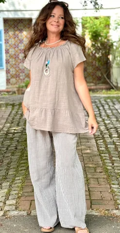 Tia bluse med rund hals, peplum og halskæde fango LikeLondon