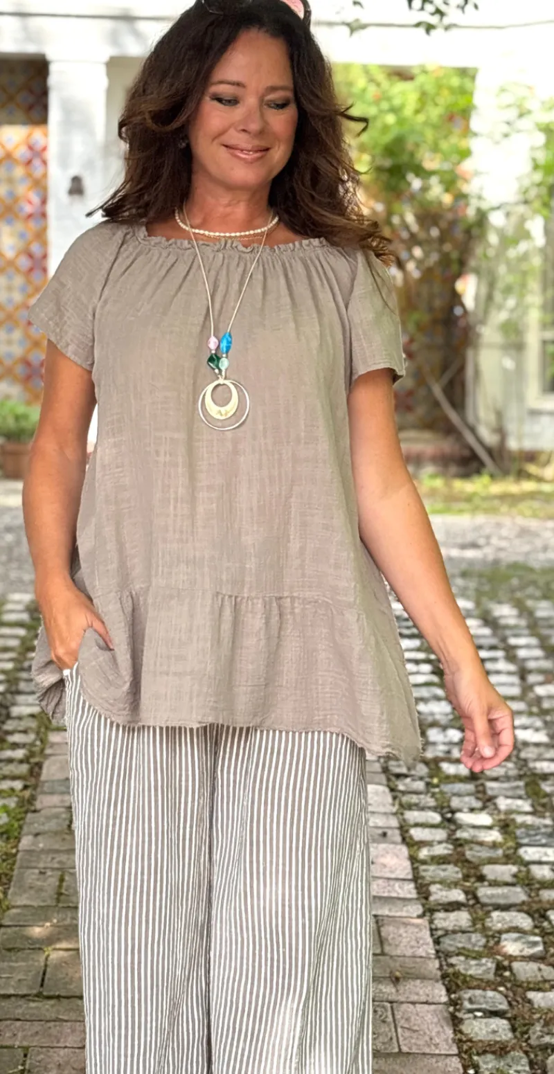 Tia bluse med rund hals, peplum og halskæde fango LikeLondon