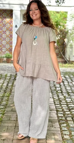 Tia bluse med rund hals, peplum og halskæde fango LikeLondon