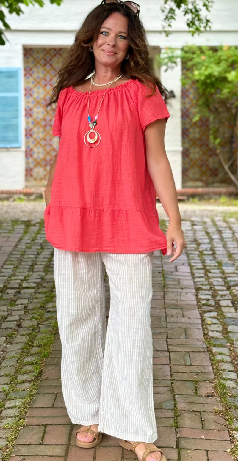 Tia bluse med rund hals, peplum og halskæde koral LikeLondon