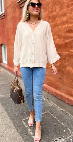 Tiffany bluse med guldknapper beige LikeLondon