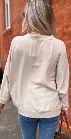Tiffany bluse med guldknapper beige LikeLondon