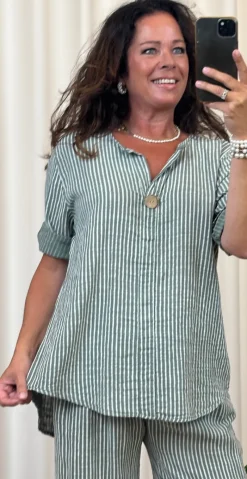 Vibe bluse med striber og træknap khaki LikeLondon