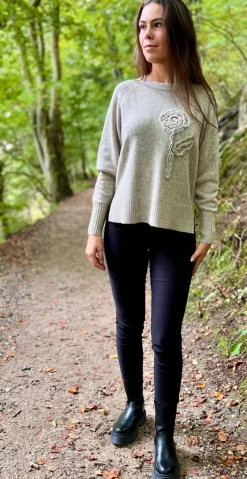Vidoo strik pullover med broderet blomst taupe