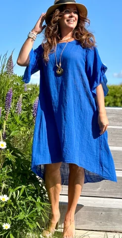 Vita kjole med flæseærmer og længde bagtil royalblue LikeLondon