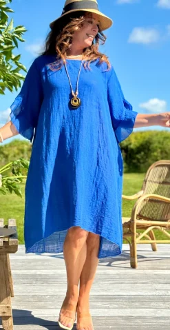 Vita kjole med flæseærmer og længde bagtil royalblue LikeLondon