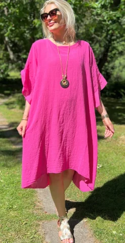 Vita kjole med flæseærmer og længde bagtil fuxia LikeLondon