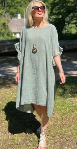 Vita kjole med flæseærmer og længde bagtil khaki LikeLondon