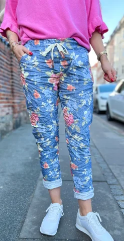 Wendy denimbukser med blomsterprint Dark denim LikeLondon
