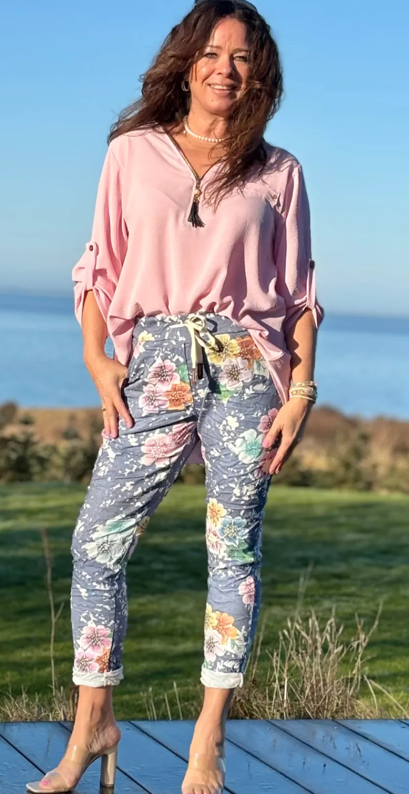 Wendy denimbukser med hibiscus blomsterprint dark denim LikeLondon