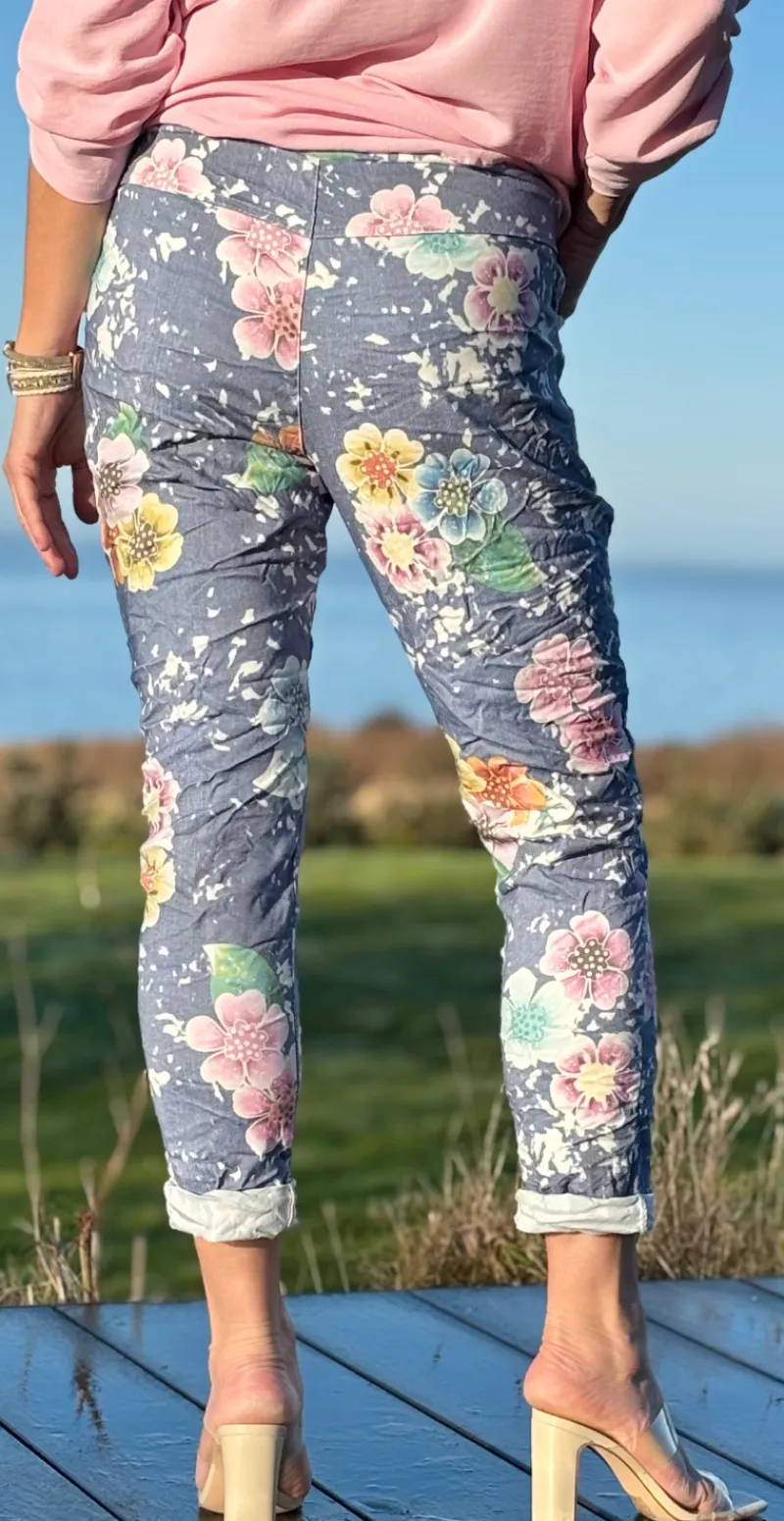 Wendy denimbukser med hibiscus blomsterprint dark denim LikeLondon