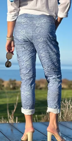 Wendy denimbukser med paisley print dark denim LikeLondon