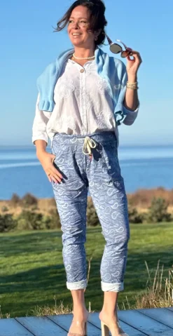 Wendy denimbukser med paisley print dark denim LikeLondon