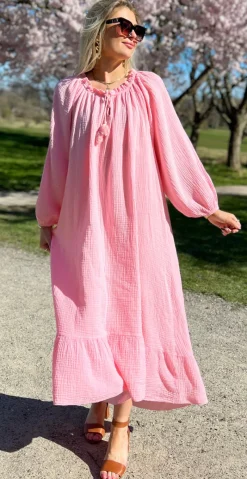 Wiki kjole med snørre og vidde ved ærmer rosa LikeLondon