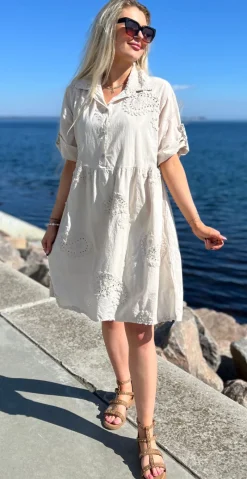 Ylva kjole med krave og broderet paisleymønster beige LikeLondon