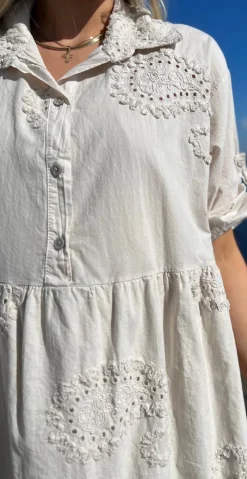 Ylva kjole med krave og broderet paisleymønster beige LikeLondon