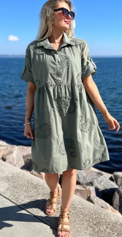 Ylva kjole med krave og broderet paisleymønster khaki LikeLondon