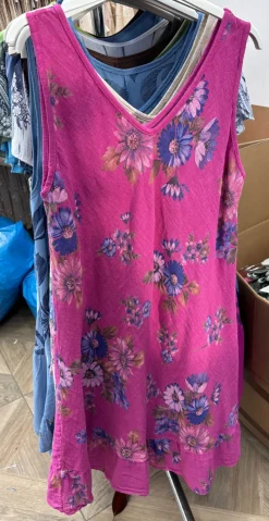 Zofja kjole med blomsterprint og let v-hals pink LikeLondon